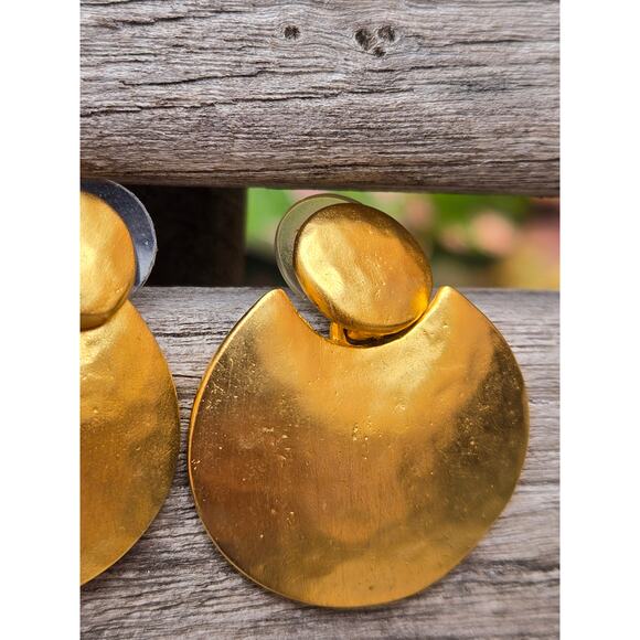 Vintage Kenneth Lane Gold Tone Hammered Disc Shaped Modernist Dangle Earrings - Picture 6 of 10